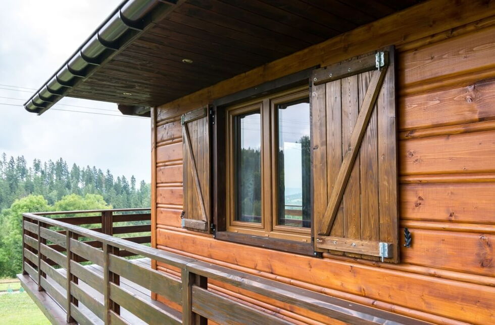 Kunststofffenster in der Farbe Golden Oak mit Fensterläden aus Holz