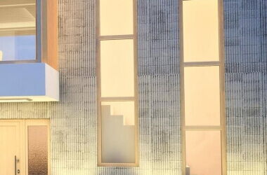 Schmale Fenster mit Kämpfer in Sheffield Oak für modernes Design