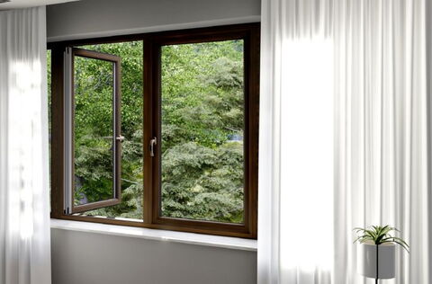 Gardinen und Vorhänge vor Kunststofffenster in weiß