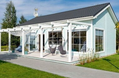 Ferienhaus mit Sprossenfenster im skandivaschinen Stil