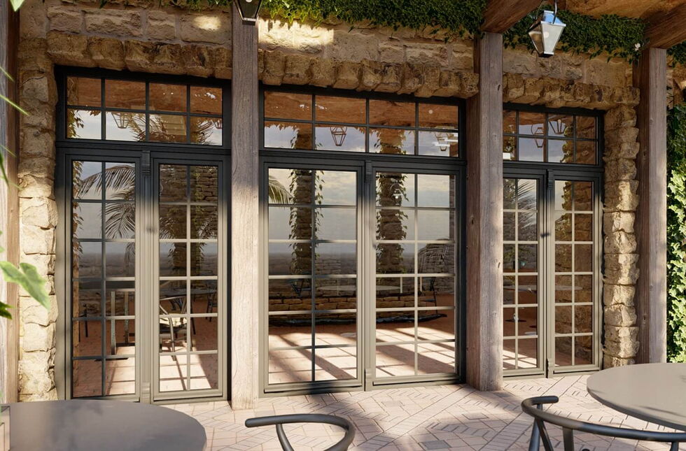 Bodentiefe Holzfenster und Balkontüren mit Wiener Sprossen und Zierleisten im mediterranen Stil