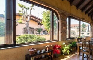 Schiebefenster mit Korbbogen Form in Braun