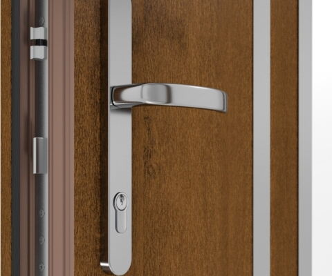 Haustür mit automatischer Verriegelung und einem Drücker aus Silber