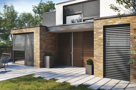 Haus mit Raffstores und Lamellen