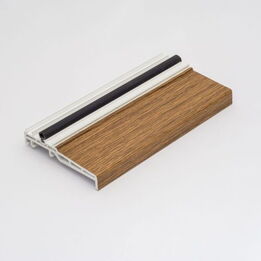 Bündiges Fensteranschlussprofil aus Kunststoff in Dekor Eiche Hell