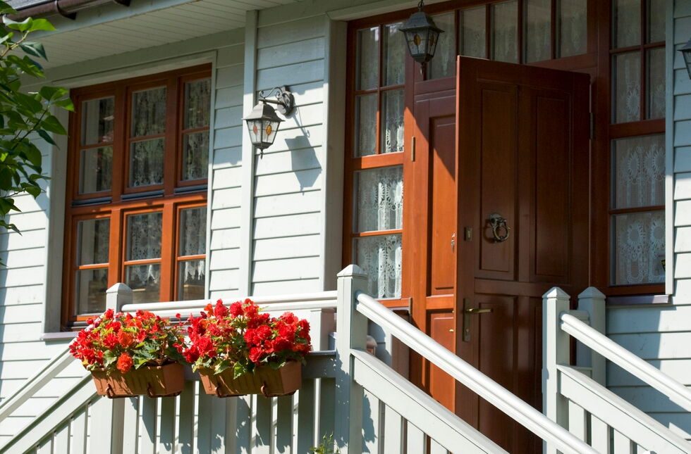 Haus mit Fenster, Türen und Rollläden