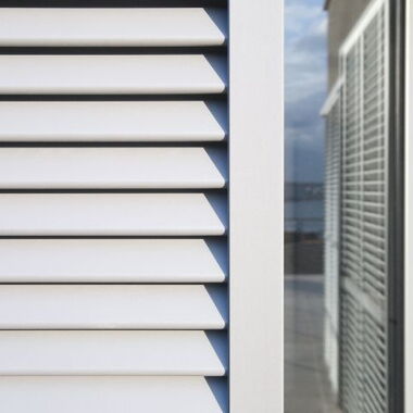 Alu Fensterladen in Hellgrau