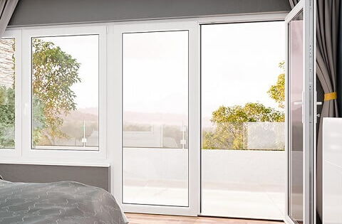 Kunststoff-Balkontür in Weiß im Schlafzimmer