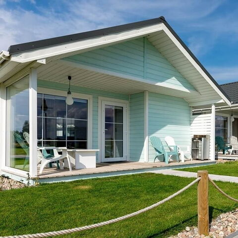 Sommerhaus Sprossenfenster Türen weiß