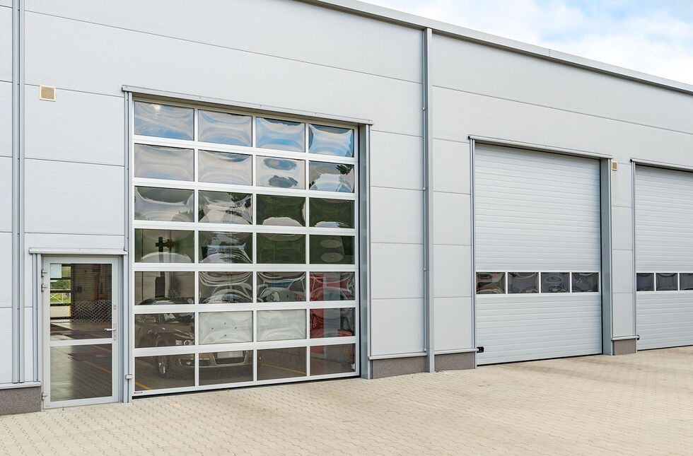 Industrie-Sektionaltor für Halle mit Lichtband und Panel in grau