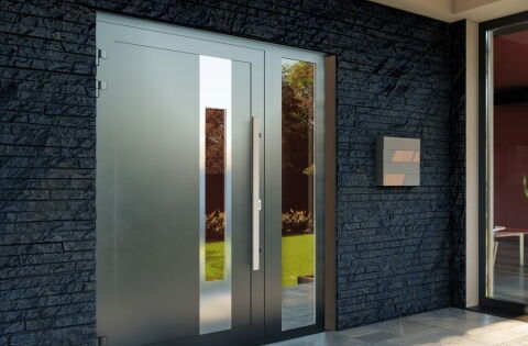 Alu-Haustür mit Lichtausschnitt im Seitenteil