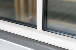 Opgezette roeden met wit kozijn