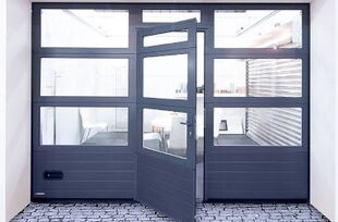 Industrieel sectionaaldeur met beglazing en loopdeur