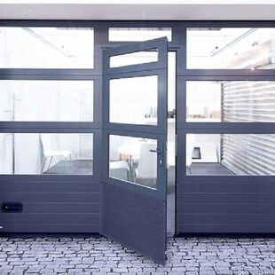 Sektionaltor mit Schlupftür und Lichtband