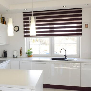 Kruiden ramen in de keuken, kruiden voor het raam, keukenraam