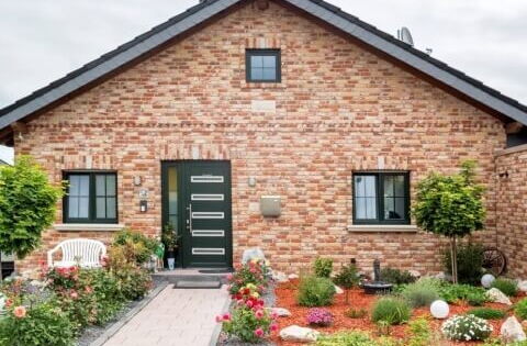 Landhausstil mit moosgrünen Fenstern und Haustür