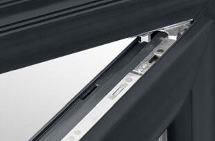 Fenster mit verdeckten Beschlägen