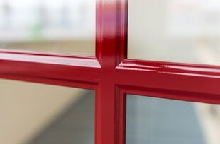 innenliegende Kreuzsprosse in Rot