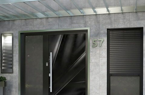 Alu-Haustür mit Glasfüllung von MB-86 Si mit Vordach