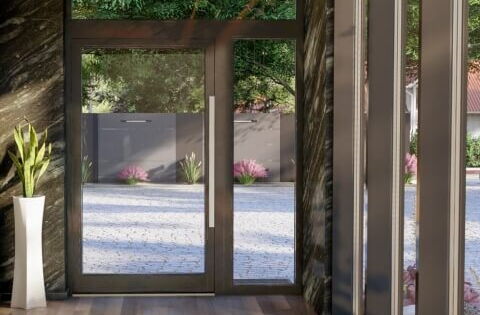 Alu-Nebeneingangstür mit Seitenteil, Oberlicht und Stoßgriff