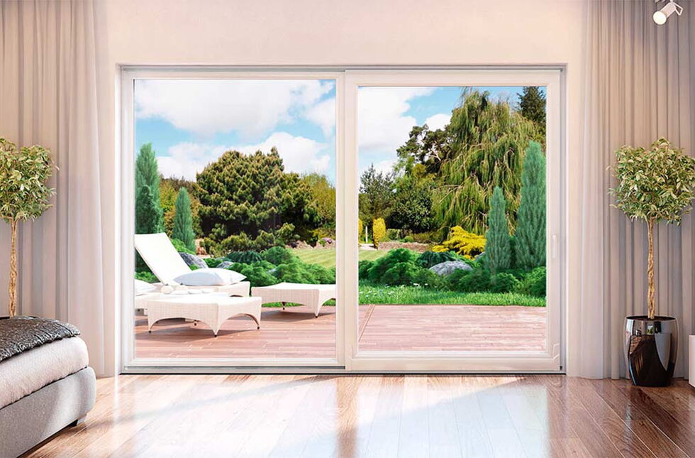 Witte kunststof parallel-kiepschuifpui naar de tuin