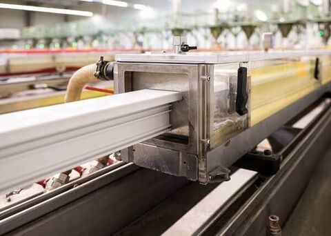 Productie van kunststof kozijnprofielen