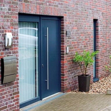 Aluminium Haustür in Blau mit Seitenteil