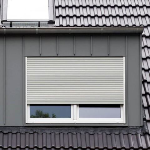 Gaubenfenster mit Rollladen