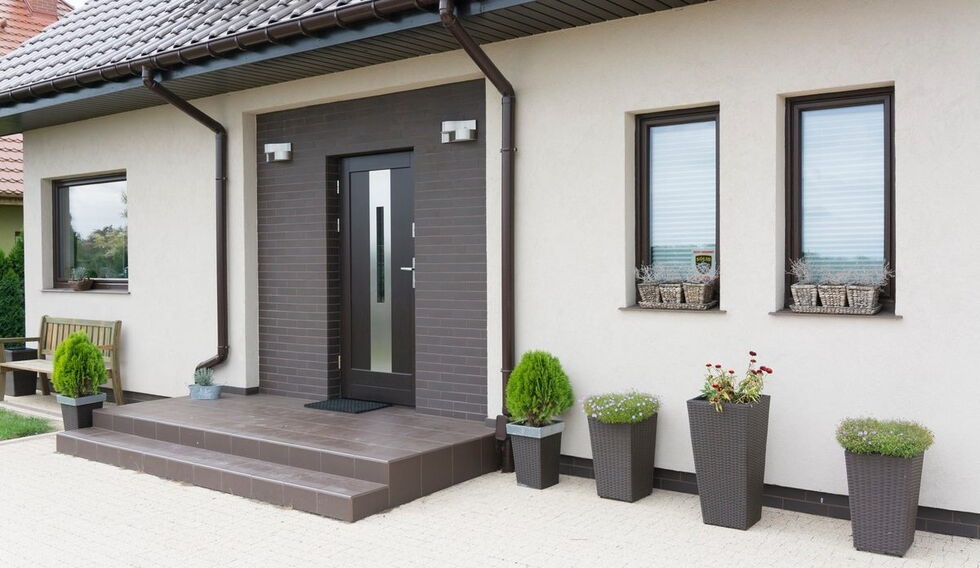 Eingang mit Kunststoff-Haustür in Anthrazit