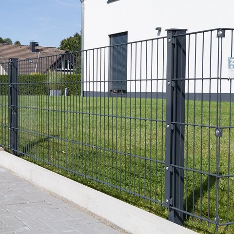 Doppelstabmattenzaun 6/5/6 in Anthrazit im Garten