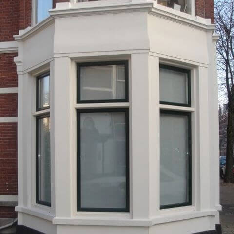 Erker met aluplast NL blokprofiel met wit kader en groene vleugel