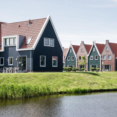 Huis met aluplast NL blokprofiel met wit kader en groene vleugel