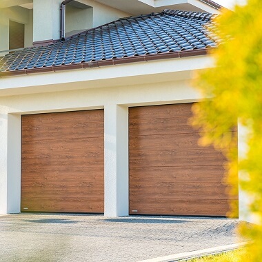 Doppelgarage mit Sektionaltor in Holzdekor