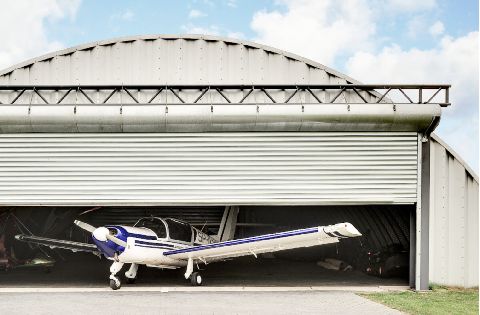 Rolltor im Flugzeughangar