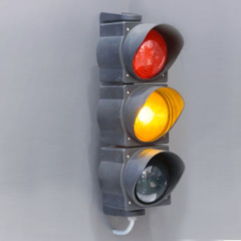 Rollgitter-Tor mit Sicherheitselementen wie Signal-Ampel