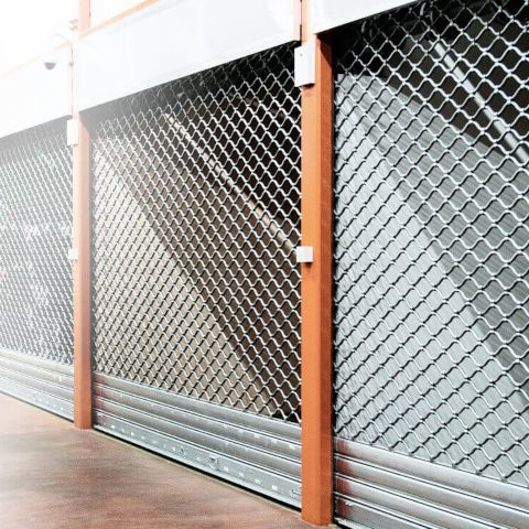 Rollgitter aus Metall in Markthalle