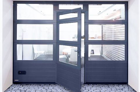Industrie-Sektionaltor mit Verglasung und Schlupftür
