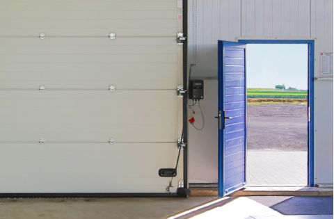 Industrie-Sektionaltor mit Nebentür