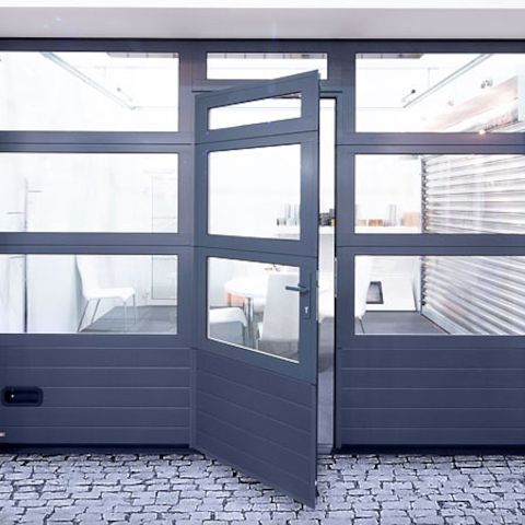 Weißes Sektionaltor von Krispol mit Garagentür als Nebeneingangstür