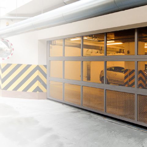 Industrie-Sektionaltor von Krispol im Parkhaus