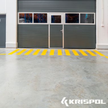 Industrie-Sektionaltor von Krispol mit Lichtband und Schlupftür