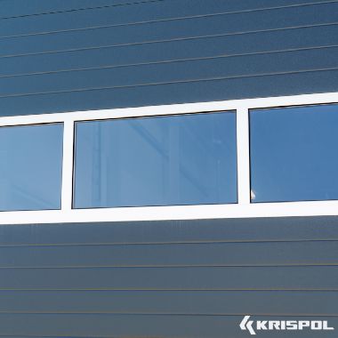 Sektionaltor mit Lichtband und schmalen Sickenprägungen in Anthrazit