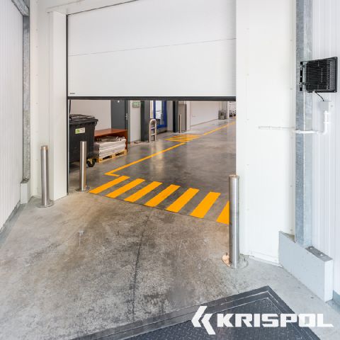 Industrie Sektionaltor mit Fenster und V-PRofilierung in Weiß