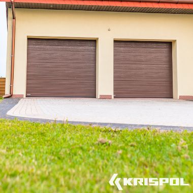 Doppelgaragen-Sektionaltore in der Farbe Nussbaum