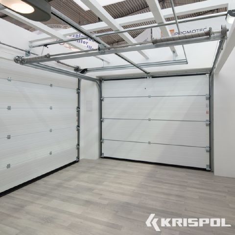 Sektionaltor in Weiß aus der Innenansicht von Krispol