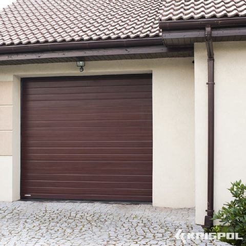 Sektionaltor in Dunkelbraun mit schmalen Sicken von Krispol