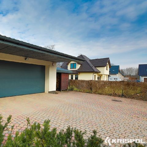 Sektionaltor als Garagentor in Dunkelgrün von Krispol