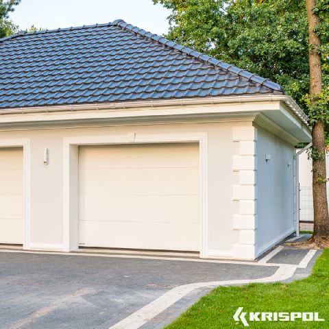 Sektionaltor vom Hersteller Krispol in Weiß mit Doppelgarage