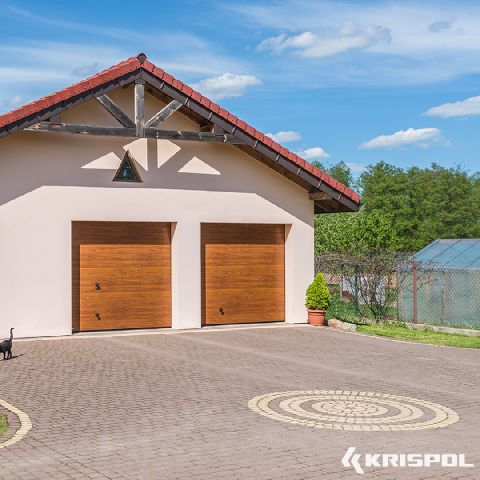 Sektionaltore mit Holzdekor für Doppelgarage