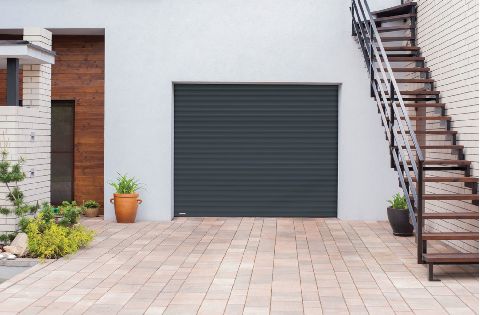 Garage mit Rolltor in Anthrazit und Kassten auf der Innenseite